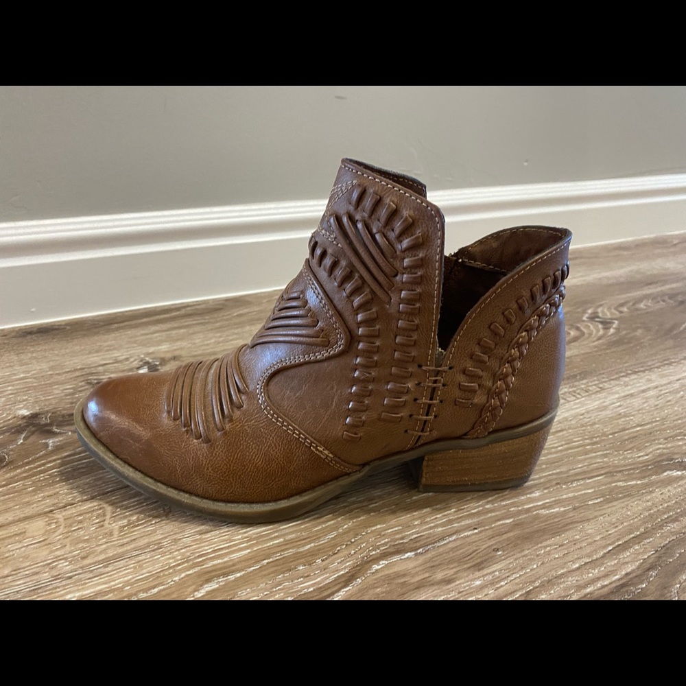 Brown ankle boots.